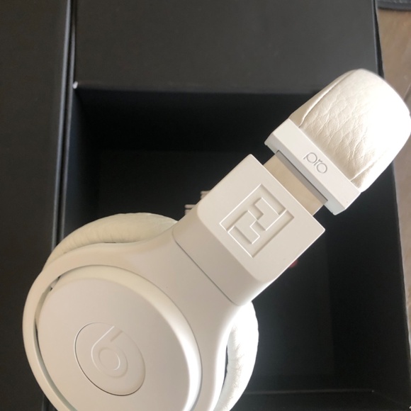 FENDI Beatspro Headphones By Dr. Dre - Picture 5 of 5